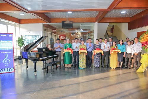 Cựu sinh viên trao tặng Đàn Piano cho UEH