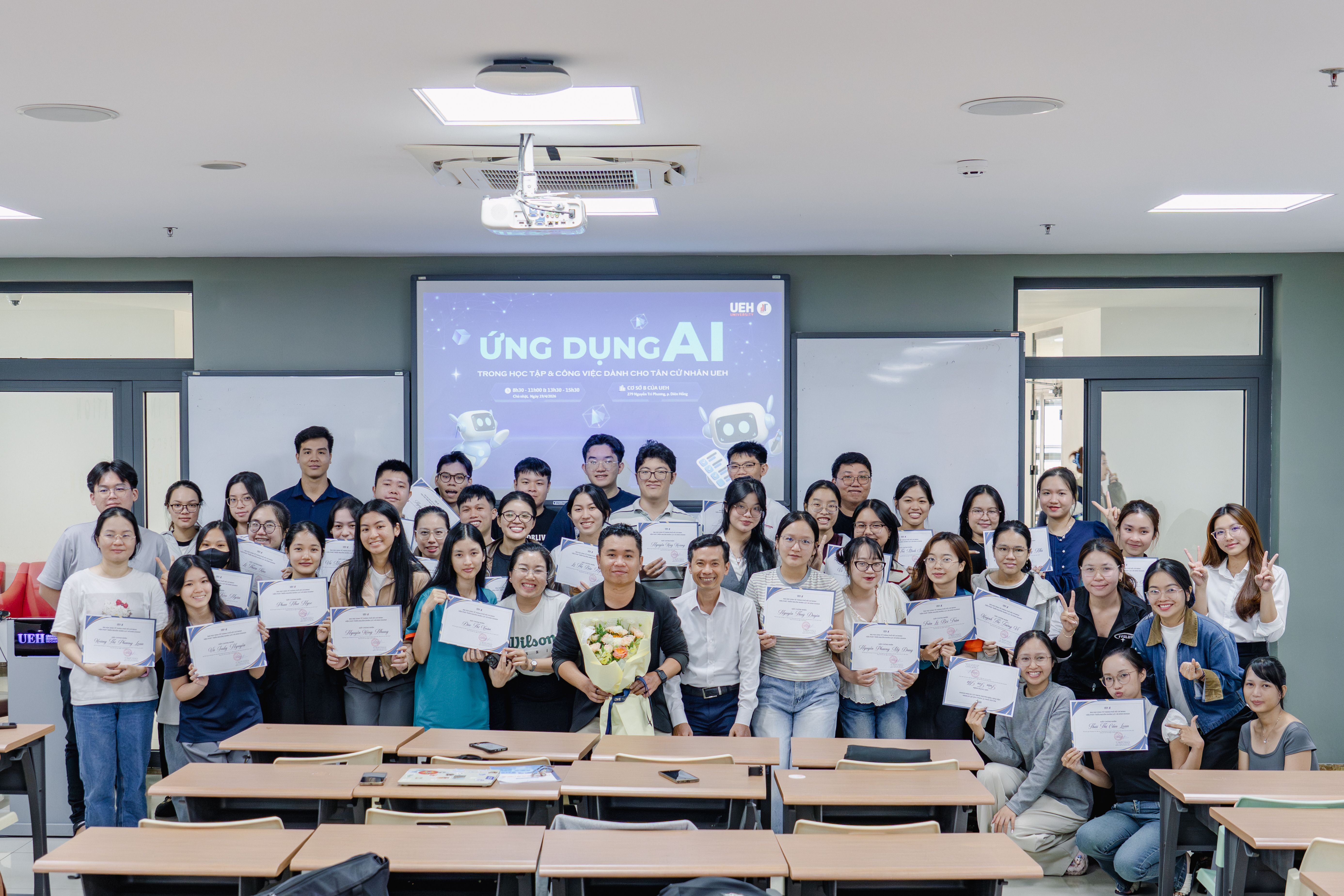 Nâng cao năng lực số cho tân cử nhân: Lớp học “Ứng dụng AI trong học tập & công việc dành cho tân cử nhân UEH”
