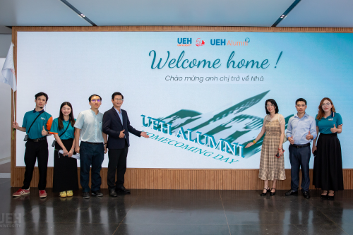 [Photo Story | UEH Alumni Gratitude Campus Tour 2026] Cựu sinh viên Khoa Kinh tế trở về UEH 

