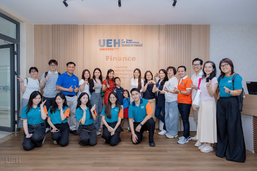 [Photo Story | UEH Alumni Gratitude Campus Tour 2026] Cựu sinh viên Khoa Tài chính trở về UEH 