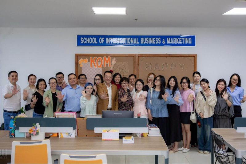 [Photo Story | UEH Alumni Gratitude Campus Tour 2026] Cựu sinh viên Khoa KQM trở về UEH
